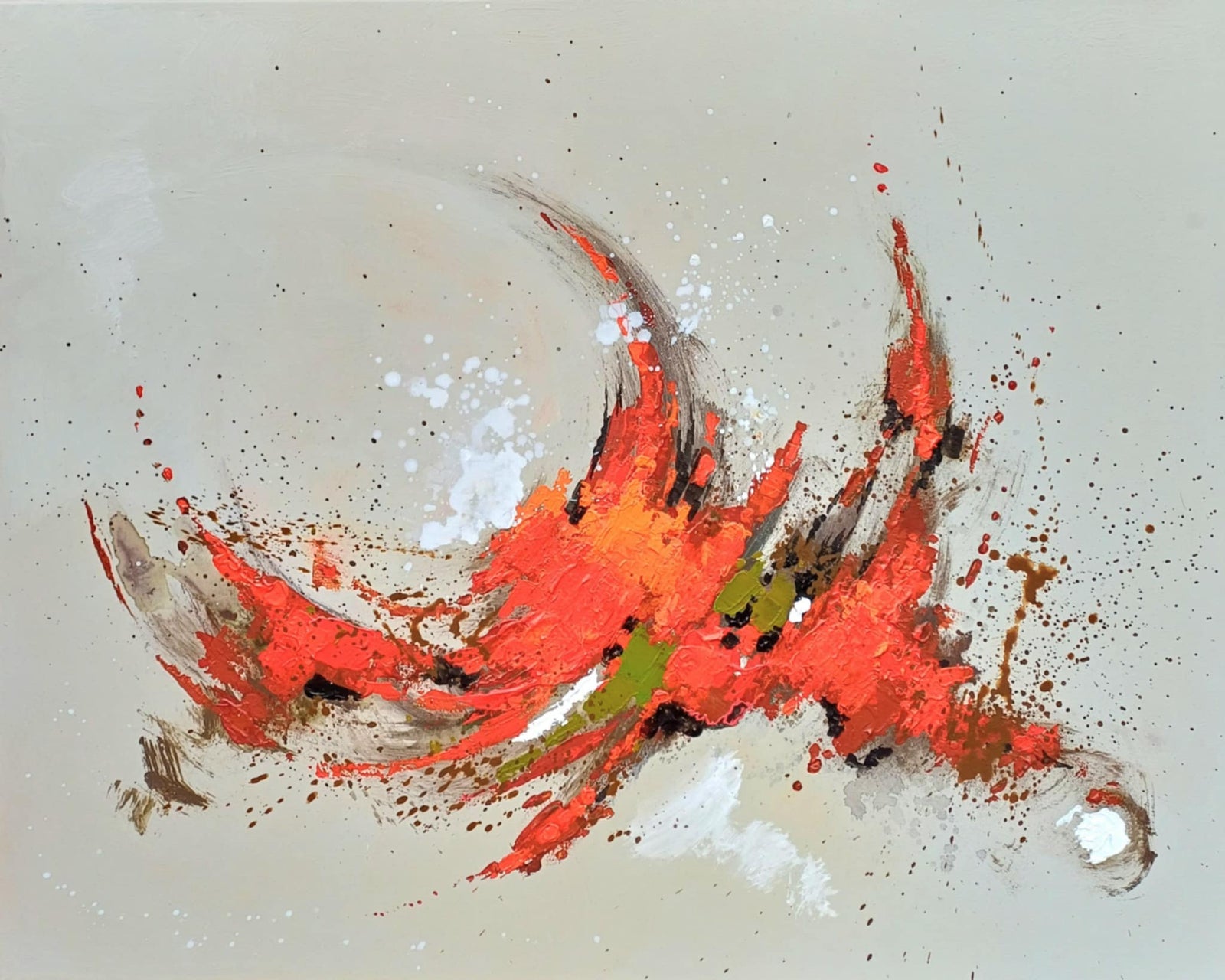 Abstract schilderij van een rood vogelfiguur op crème achtergrond